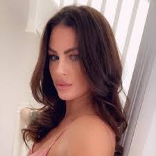 Danielle Davidson's Instagram, Twitter & Facebook