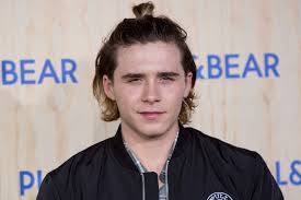 Victoria beckham ist ein bekannter name in jener modebranche. Brooklyn Beckham Hat Er Sich Seine Verlobte Tatowiert