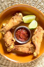 Spécialité de padang à sumatra, à base de piments, tomates, échalotes, épices. Ayam Goreng Traditional Indonesian Recipe 196 Flavors