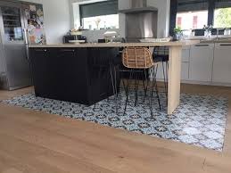 Application de la colle : Carreaux De Ciment A Paris Cimenterie De La Tour