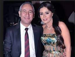 عبير بيبرس قتلت زوجها اثر خلاف حاد لم تتمكن من تمالك اعصابها فااخذت الزجاجة وغرزتها في صدره. Ù‡Ù† Ø¨Ø§Ù„ØµÙˆØ± 3 Ø²ÙŠØ¬Ø§Øª ÙÙŠ Ø­ÙŠØ§Ø© Ø±Ø§Ù†ÙŠØ§ ÙŠÙˆØ³Ù Ø£ÙˆÙ„Ù‡Ù… Ø¨Ø®ÙŠÙ„ ÙˆØ§Ù„Ø«Ø§Ù†ÙŠ Ù†ØµØ§Ø¨