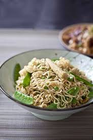 Nouilles Chinoises Sautees Aux Legumes Et Aux Cacahuetes Nouilles Cuisine Asiatique Nouilles Chinoises