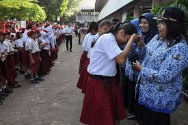 Seorang yang tekun dan berkeupayaan menyiapkan tugasan yang. Ini 5 Tugas Besar Guru Yang Harus Kamu Ketahui