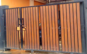 Model pagar minimalis sederhana ini menggabungkan material besi dengan tembok untuk mengimbangi komposisi pagar agar terlihat lebih terbuka. Pagar Kayu Untuk Rumah Minimalis