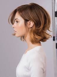 Coupe Carre Legerement Degrade Sur L Ensemble De La Tete Le Degrade Est Accentue Autour Du Vi Coupe De Cheveux Coupe De Cheveux Tendance Coiffure Visage Carre