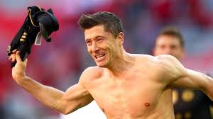The striker ripped off his shirt in celebration and was mobbed by his teammates to celebrate the momentous. Fc Bayern Robert Lewandowski Knackt Torrekord Von Gerd Muller