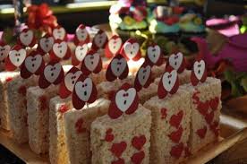 Surprisingly easy way to host a tea for big and small girls! 32 Kids Alice In Wonderland Party Ideas Shelterness