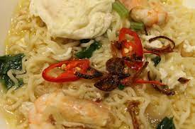 Terlintas dalam fikiran nak makan nasi dengan perancah maggi. Mee Maggi World Azie Kitchen