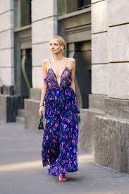 Floreale, primaverile, vivace elegante nella sua linea a sirena con maniche trasparenti in tulle e ricami floreali. 10 Abiti Floreali Lunghi Freschi E Glamour Per L Estate