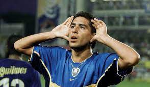 Con un montón de coraje, corre hasta la mitad del campo, ve el palco de tu jefe y ponte tus manos a lado de los oídos como si fueran orejas gigantes, como las del ratón ese. Boca A 20 Anos Del Topo Gigio De Juan Roman Riquelme