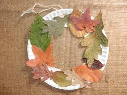 Basteln Mit Kindern Kranz Blaetter Herbst Pappteller Ring Idee Basteln Herbst Basteln Mit Kleinkindern Herbst Basteln Mit Kindern Herbst