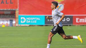 Defensivamente, este jogo foi mais fácil para o benfica. Forte Concorrencia E Exigencia Tatica Pedrinho Ainda Nao Apanhou O Comboio No Benfica Goal Com