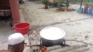 Lemang yang dibakar rata dimasak dan tiada kerak, itulah keistimewaan arwah abang ipar yang. Suasana Hari Raya Pertama Di Kampung Youtube