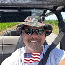 Who can recommend a hair stylist for a short and sassy cut?