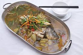 Ngoài các món lẩu, cá chép om dưa cải chua cũng là lựa chọn thích hợp cho bạn đổi món trong những ngày đông. Khay Ca Chep Om DÆ°a