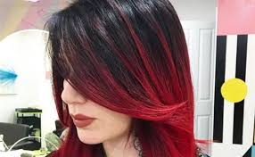 L'unica avvertenza è quella di scolorire almeno un poco le ciocche interessate prima di applicarvi il rosso, in modo tale da non confondersi sul colore di base. I Capelli Rosso Ciliegia Sono Il Top Parola Di Federico