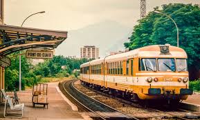 Etg Assurant L Express Pont De Claix Grenoble Lyon Part Dieu Les Vendredis Pour Permissionaires A Pont De Claix 38 Train Subway Train Retro Futurism
