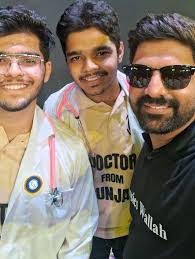 Ye muskan dekh rahe ho inke chehre pe?? Ye meri sbse badi kamai hai ❣️ ..  or ese hajaro bachhe hai jo mil k jate hai photo leke jate hai isi khushi