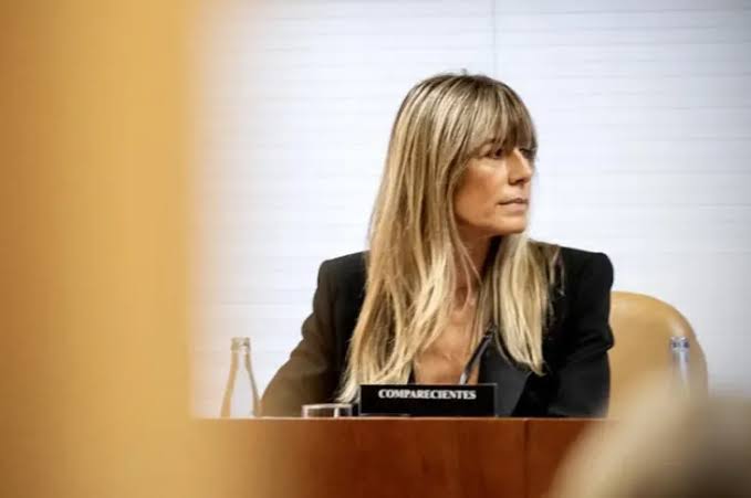 Un juez quita el pasaporte y envía a juicio a la esposa del presidente de  gobierno español - La Prensa Gráfica