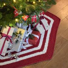 Elevate your outfit with this virtual cable knitted poncho. Crocheted Christmas Tree Skirt Ribbon Patterns Hobbii Hobbii Com