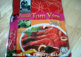 Kupas udang, jangan dibuang kulit dan kepala nya ya, potong ayam kecil2, sawi, bawang bombay, . Sup Tom Yam Non Seafood Monic S Simply Kitchen