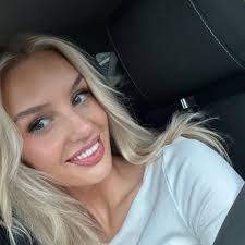 Elle Brown's Instagram, Twitter & Facebook