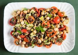 Siete abituati ad acquistare ceci in scatola o in barattolo e cercate ricette sfiziose? Insalata Di Fagioli Neri Ceci E Cetriolo Un Americana In Cucina