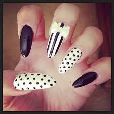 Black And White Striped Stiletto Nails Black White Stripe Polkadot Stiletto Nails With Bows On Middle Fingers Nails Holiday Nails Diy Holiday Nails