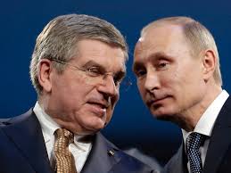 Fotballen ble Alexanders (24) vei ut av ensomheten