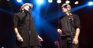 Anche francesco de gregori parlando proprio della moglie francesca gobbi nelle vesti di corista ha raccontato durante un'intervista rilasciata a la sicilia: De Gregori Canta Con La Moglie Alessandra Anema E Core E Che Duetto Video Consumatrici It