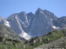 Vignemale In Pyrenees Mountains Mountains Beautiful Mountains Travel