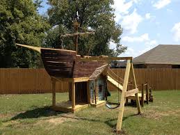 Kinderspielplatz Selber Bauen Piratenschiff Mit Schaukel Rutsche Und Kinderhaus Mit Bildern Hinterhof Spielplatz Hinterhof Kinderspielplatz
