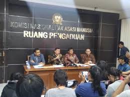 Jika anda ingin menolong karyawan baru, beri tahukan cara menghubungi anda dan sampaikan bahwa ia bisa mengontak anda jika menghadapi masalah serius. Komnas Ham Kecam Insiden Penembakan Di Nduga
