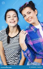 Colegialas Adolescentes De Los Mejores Amigos Junto Que Se Divierten,  Presentación Emocional En Fondo Azul Imagen de archivo - Imagen de pelo,  hembra: 140430459
