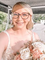 Hello, is everyone having their dress in hand luggage or hold luggage?