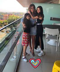 Geçen yıl şeyma subaşı ile dünya evine giren acun'un şeyma'dan da bir kızı vardır. Acun Ilicali Nin Simdiden Stil Ikonu Olmaya Baslayan Kizi Yasemin Ilicali Nin Dikkat Ceken Stili Onedio Com
