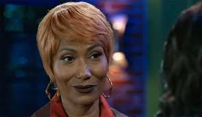 Why does Leslie need so many wigs??? She just looks like Leslie in a wig  🤦🏽‍♀️