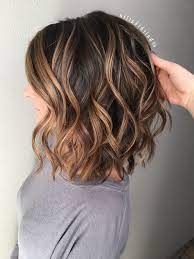 Strahnchen In Dunkelblonden Farben In Den Haaren Ideen Zum Stylen Schulterlange Haare Lockig Coole Frisuren Haarschnitt Haar Styling