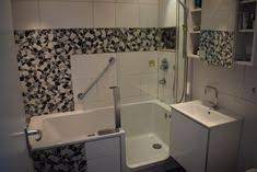 In einem kleinen bad kann diese extra badewanne schnell im weg sein. Pin Auf Kleine Badezimmer Mit Badewanne