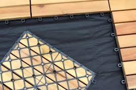 Auf dem untergrund sollte eine dampfsperre und trittschalldämmung ausgelegt werden. Diy Klickfliesen Holzfliesen Richtig Verlegen Tipps Und Tricks