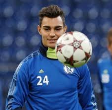Deine beste freundin kniet neben dir und hält deine hand fest in ihrer. Fussball Bundesliga Schalker Ayhan Entscheidet Sich Fur Die Turkei Welt