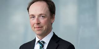 Han har en doktorgrad i slaviske språk og har undervist ved universitetet i helsingfors. Halla Aho Ruotsista Tulijat Kaannytettava Rajalta Vaellus Saatava Loppumaan Keinolla Milla Hyvansa Suomen Uutiset