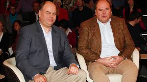 Helmut kohl, begibt sich hape als persönlicher referent an den wolfgangsee.ganze folgen auf. Walter Kohl Peter Kohl Hier Hielt Er Sich Wahrend Der Beerdigung Von Vater Helmut Kohl Auf Gala De