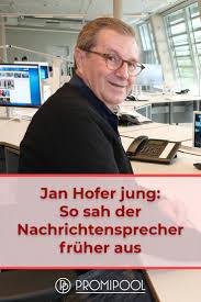 Von 1985 bis 2020 sprach er im ersten deutschen fernsehen für die tagesschau. Jan Hofer Jung So Anders Sah Er Fruher Aus In 2021 Nachrichtensprecher Jan Hofer Deutsche Moderatorin