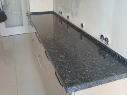 Her sezon yeni bir modeli eklenen mutfak tezgahları arasında modası geçmeyen ve her sezonda önemli oranda tercih edilen bir cinsi de granit tezgahtır. Granit Mutfak Tezgahlari Tek Deger Mermer