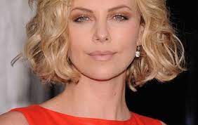 Chic Center Part Short Hairstyle For Women Over 30 Soft Curly Bob With An Ultra Trendy Center Parting And Bob Haircut Curly Short Wavy Hair Hair Styles 2014