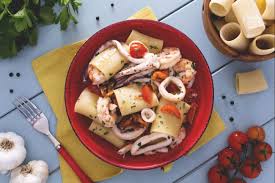 Con i paccheri al sugo di calamari potrete portare in tavola un primo piatto di pesce, colorato ma soprattutto saporito! Ricetta Schiaffoni O Paccheri Ai Frutti Di Mare La Ricetta Di Giallozafferano