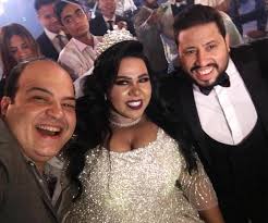 وحضر تشييع الجثمان من الفنانين كل من ميرفت أمين ويسرا وسماح. Ø´ÙŠÙ…Ø§Ø¡ Ø³ÙŠÙ 15 ØµÙˆØ±Ø© Ù…Ù† Ø­ÙÙ„ Ø²ÙØ§ÙÙ‡Ø§ ÙˆÙ‡ÙƒØ°Ø§ Ù†Ø´Ø£Øª Ù‚ØµØ© Ø§Ù„Ø­Ø¨ Ù…Ø¹ Ø²ÙˆØ¬Ù‡Ø§ Ø§Ù„ÙŠÙˆÙ… Ø§Ù„Ø³Ø§Ø¨Ø¹