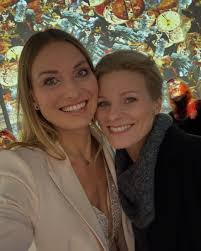 40 urodziny to doskonała okazja, by otworzyć drzwi do świata pełnego  sztuki, fantazji i niezwykłych doświadczeń. Z tej okazji zaprosiłam moje  kochane kobiety, które towarzyszą mi na co dzień, na imersyjną wystawę