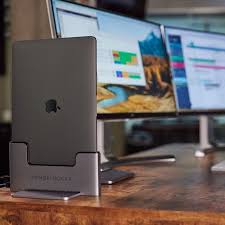Heb je een macbook pro retina en je wilt ook gebruik kunnen maken van extra usb 3.0 en firewire aansluitingen dan kan je beter voor zoiets als de belkin gaan. Henge Docks Vertical Dock For Macbook Pro With Thunderbolt 3 Usb C Worthpin Macbook Macbook Pro Dock